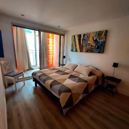Appartement plein centre ville Le Lavandou Extérieur photo
