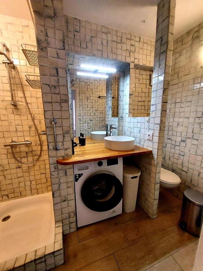 Appartement plein centre ville Le Lavandou Extérieur photo